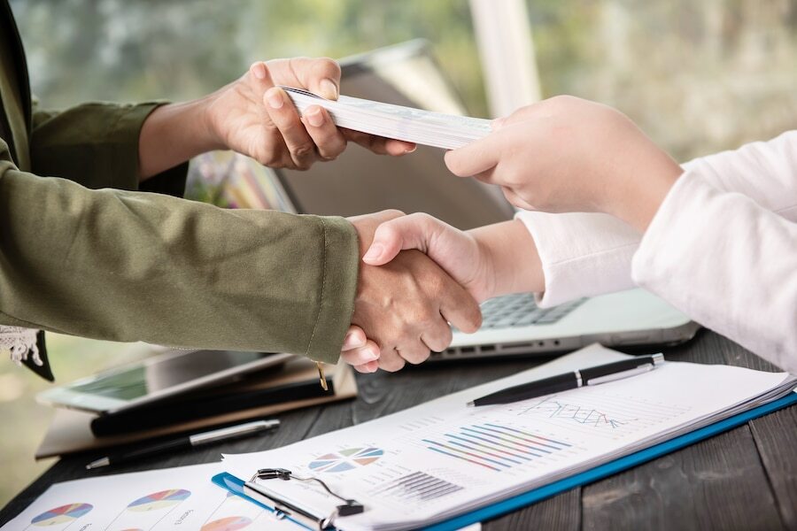 business-people-shaking-hands-finishing-up-meeting_1150-37745