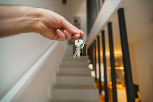 free-photo-of-hand-holding-house-keys-in-modern-interior