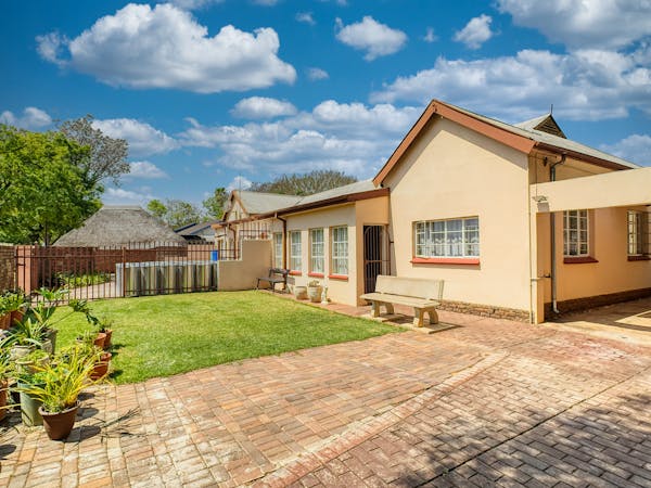 free-photo-of-house-with-lawn-and-driveway