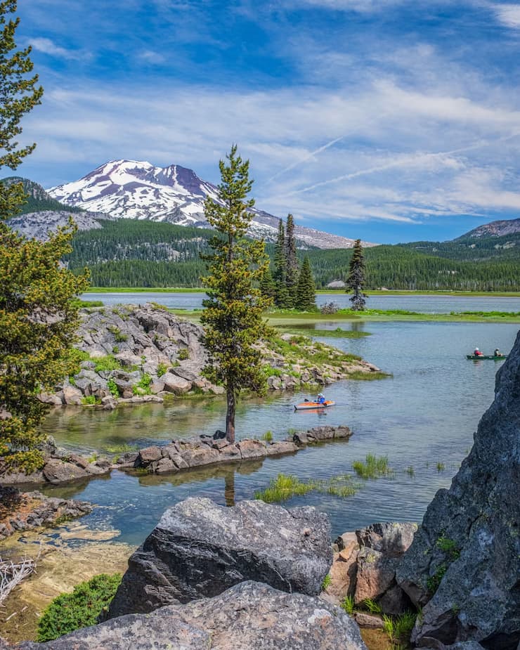 kayakers-sparks-lake_181624-29232