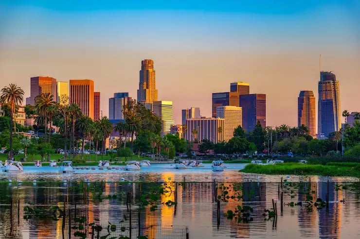los-angeles-skyline-sunset-from-echo-park-with-pedal-boats-lake_165988-2954