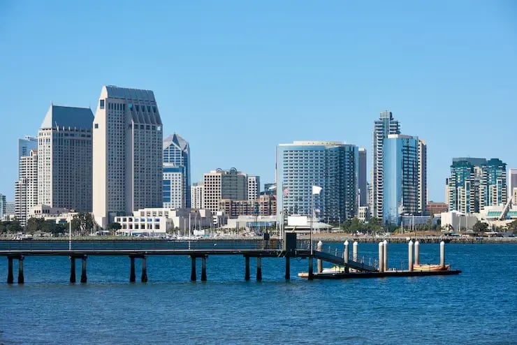 pier-with-kayak-boats-downtown-skyline-san-diego_1268-14168
