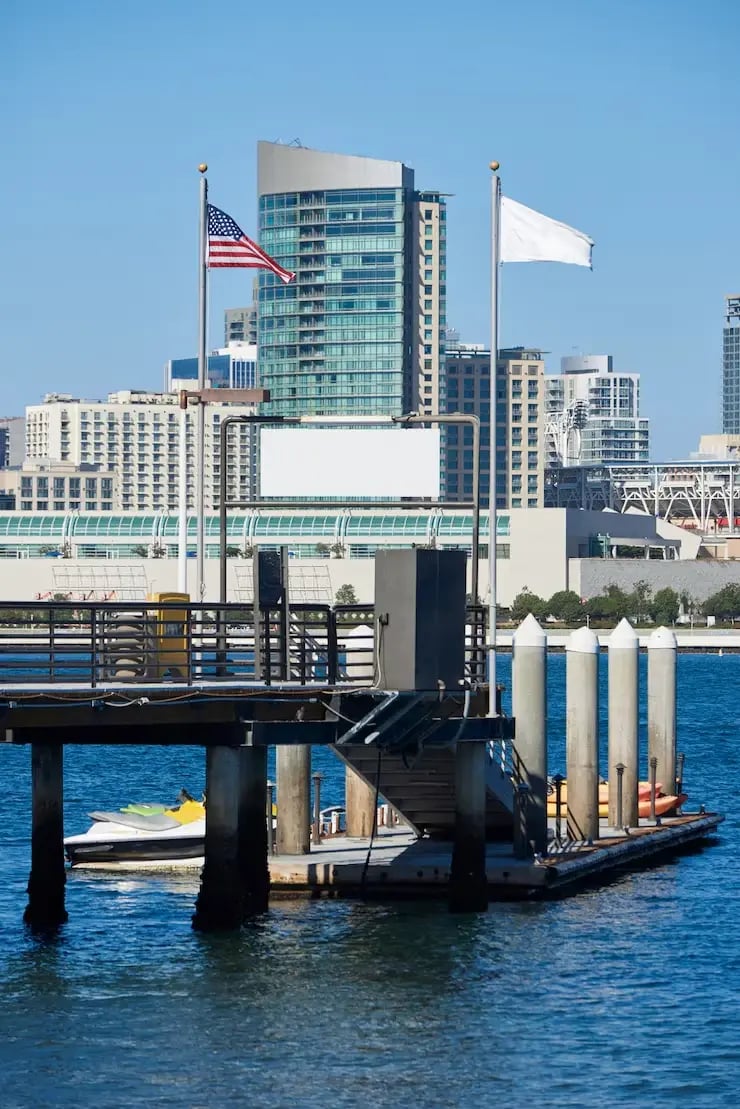 pier-with-kayak-boats-downtown-skyline-san-diego_1268-14169